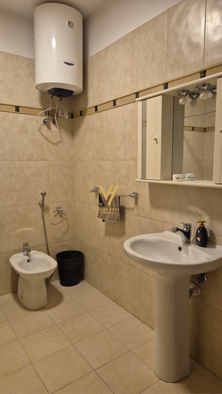 AMBIENT 140 M2 TE RRUGA E ELBASANIT 1.600 EURO