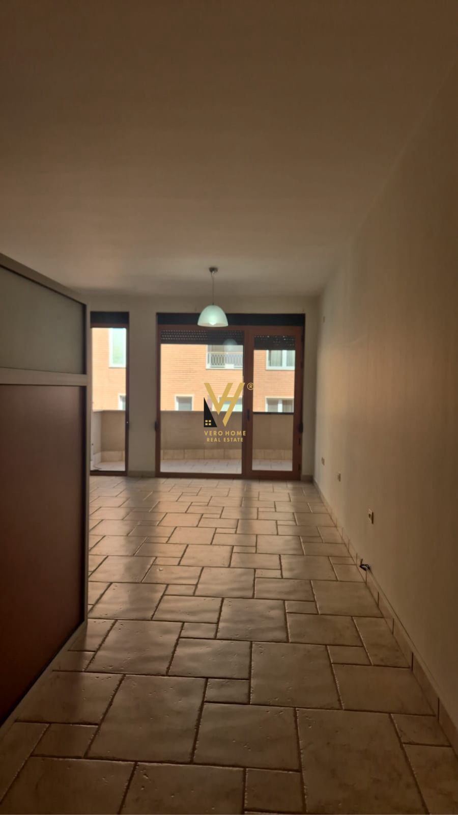 AMBIENT 140 M2 TE RRUGA E ELBASANIT 1.600 EURO