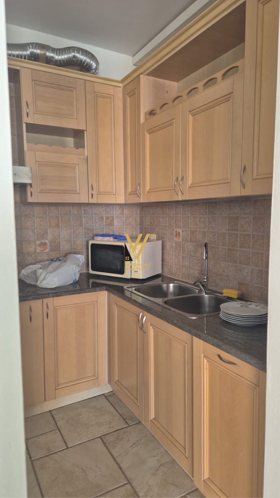 AMBIENT 140 M2 TE RRUGA E ELBASANIT 1.600 EURO