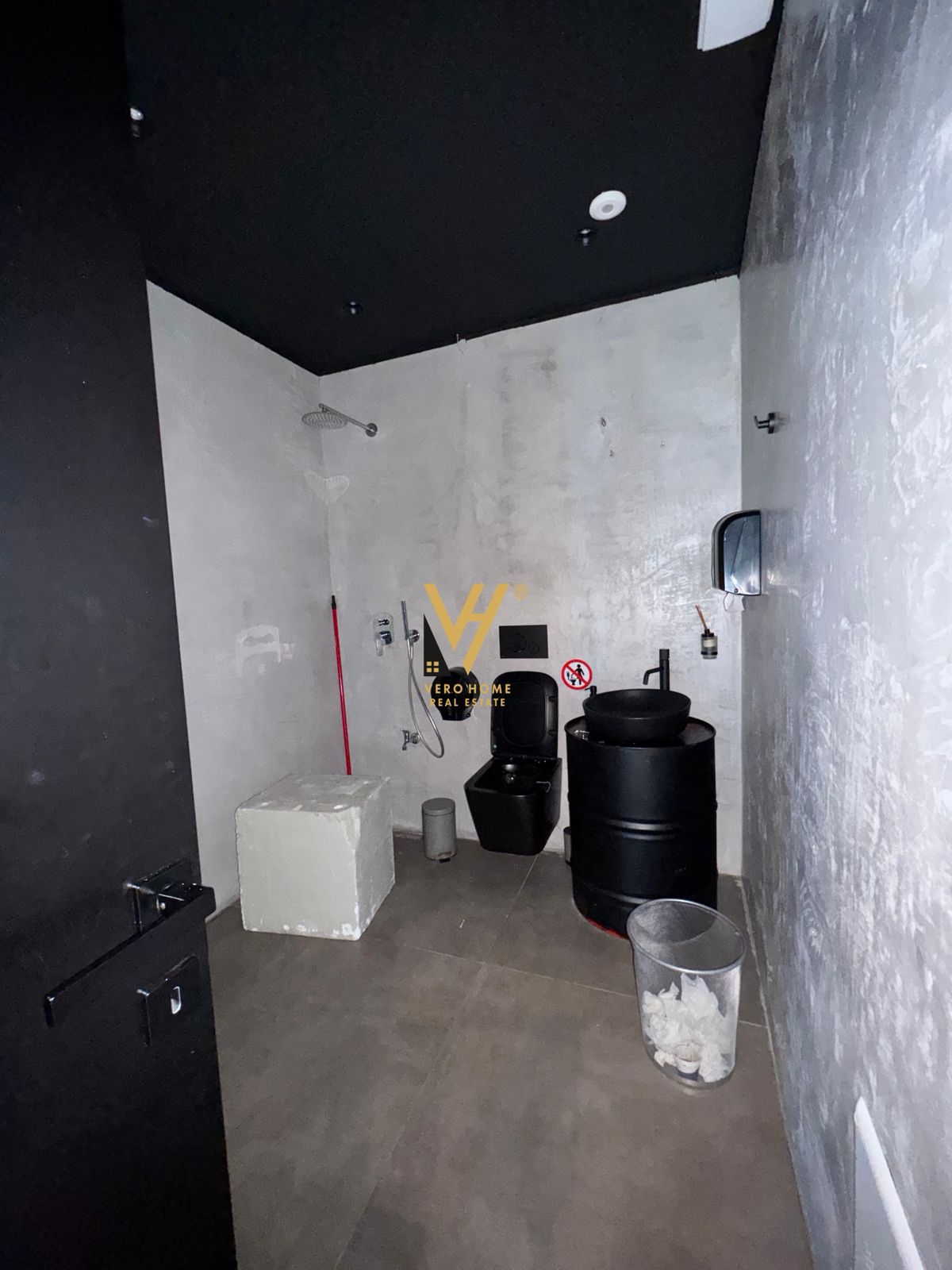 AMBIENT 100M2 ME QERA TE BLLOKU 2.200 EURO