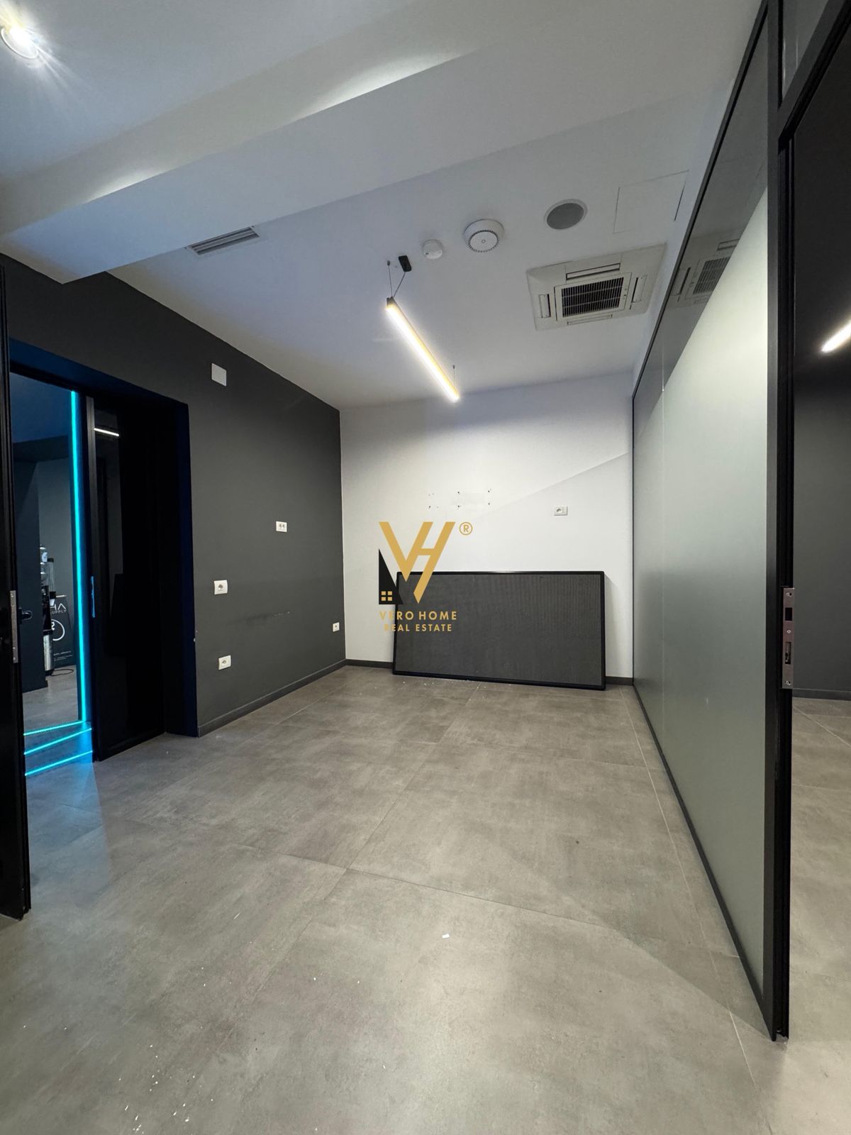 AMBIENT 100M2 ME QERA TE BLLOKU 2.200 EURO