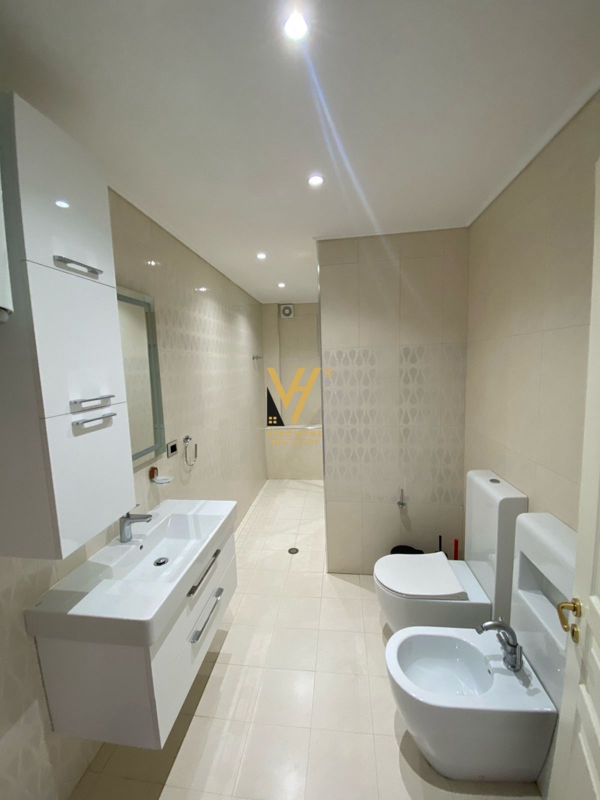 ZYRE 110 M2 ME QERA TE AMBASADOR 1, 1.800 EURO