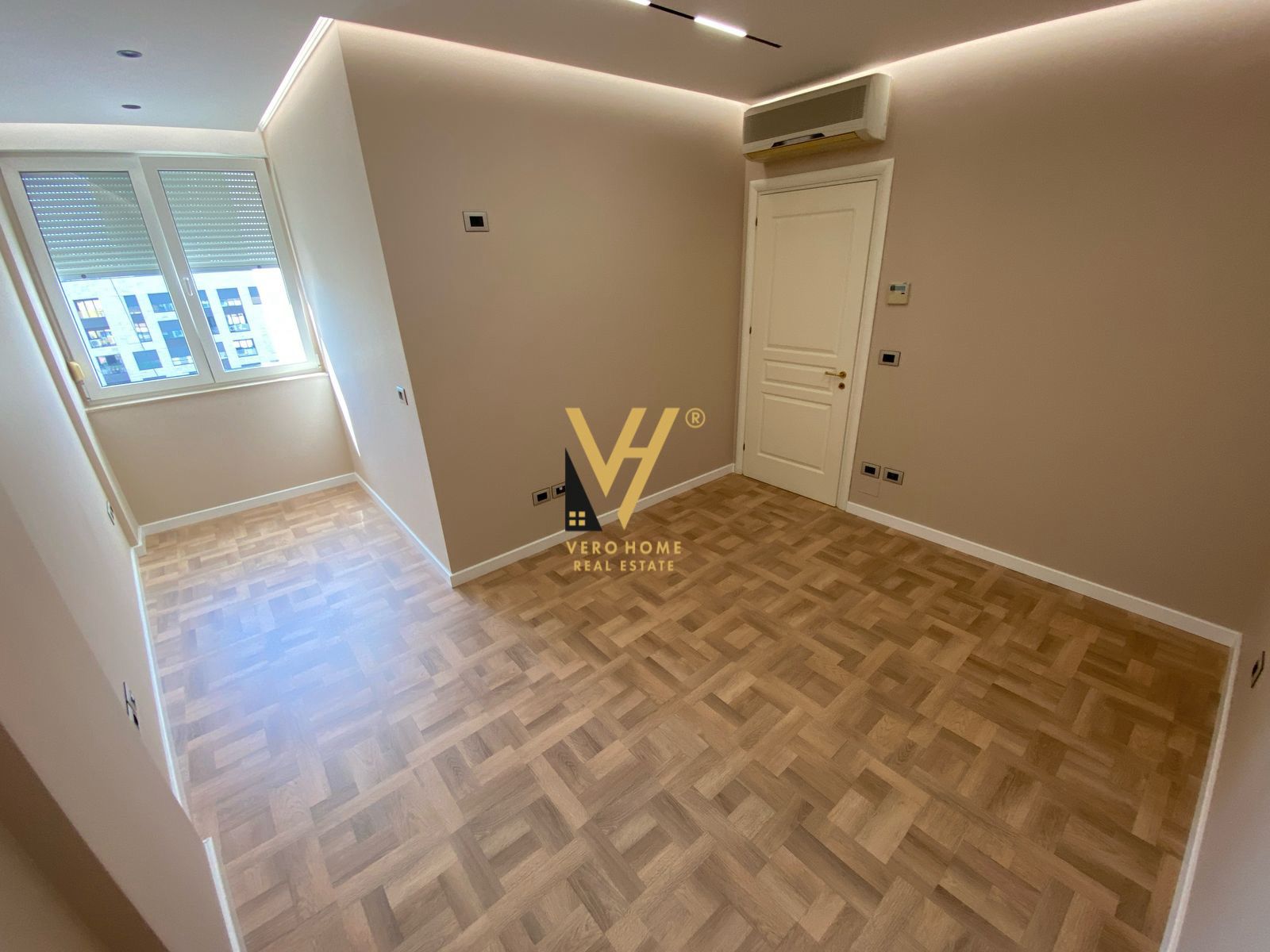 ZYRE 110 M2 ME QERA TE AMBASADOR 1, 1.800 EURO