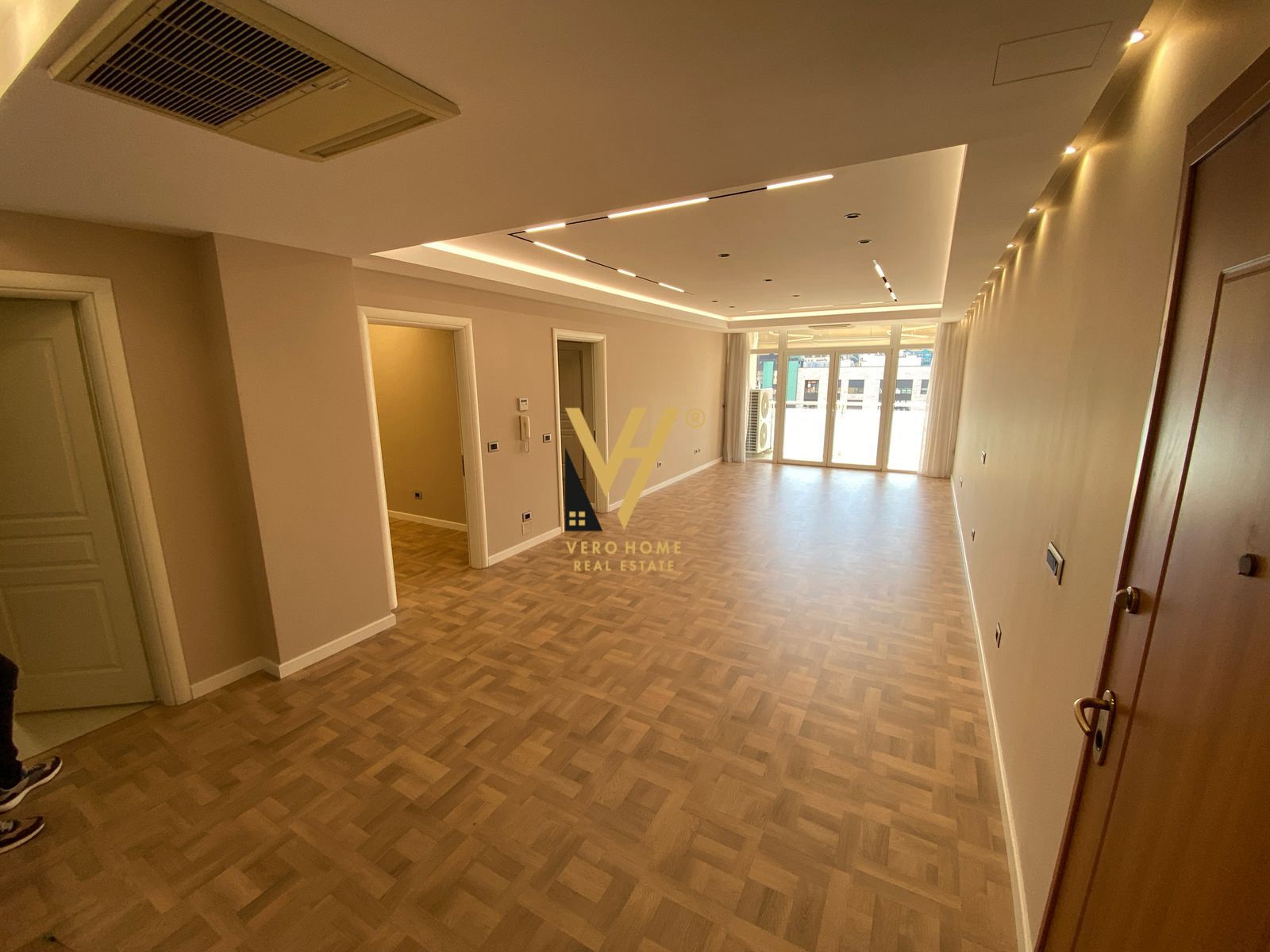 ZYRE 110 M2 ME QERA TE AMBASADOR 1, 1.800 EURO