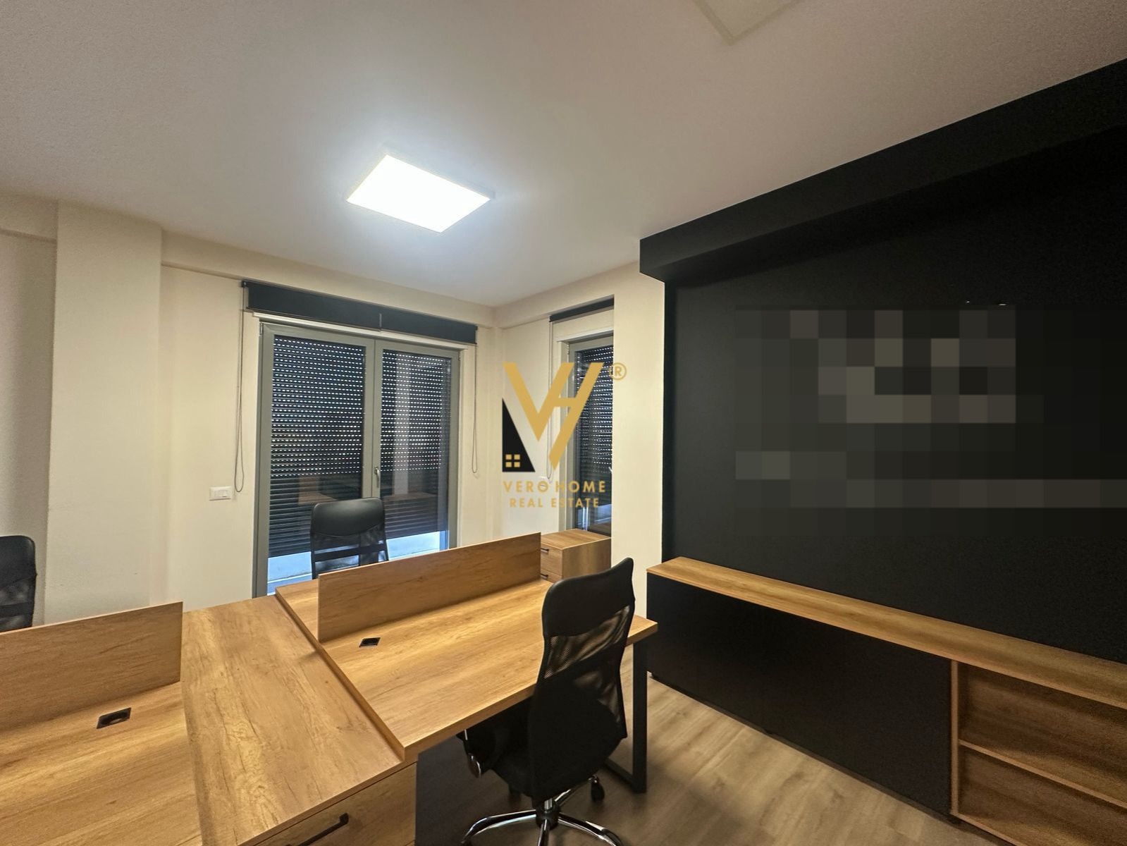 ZYRE 150M2 ME QERA TE RRUGA E DURRESIT 2.500 EURO