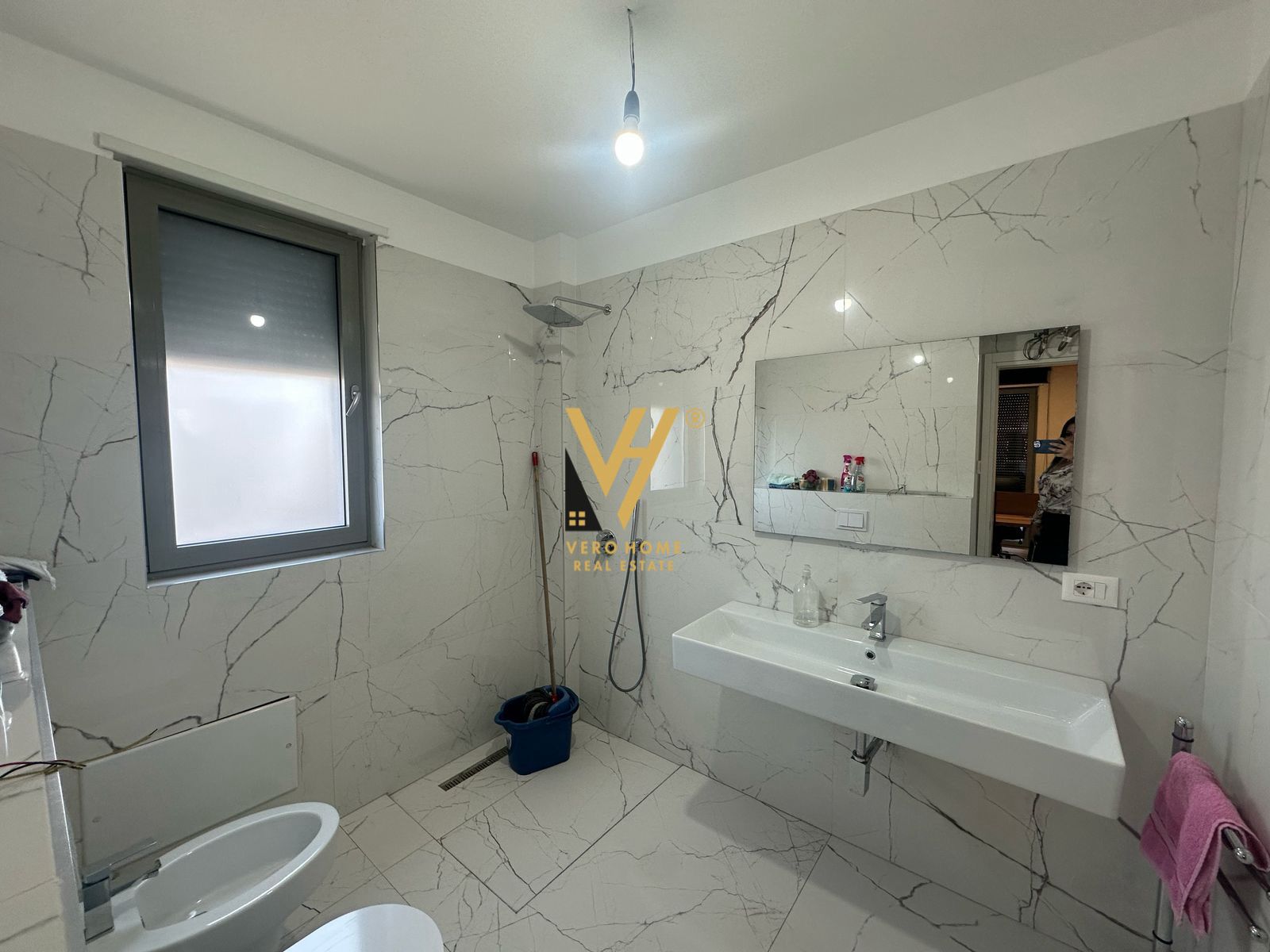 ZYRE 150M2 ME QERA TE RRUGA E DURRESIT 2.500 EURO