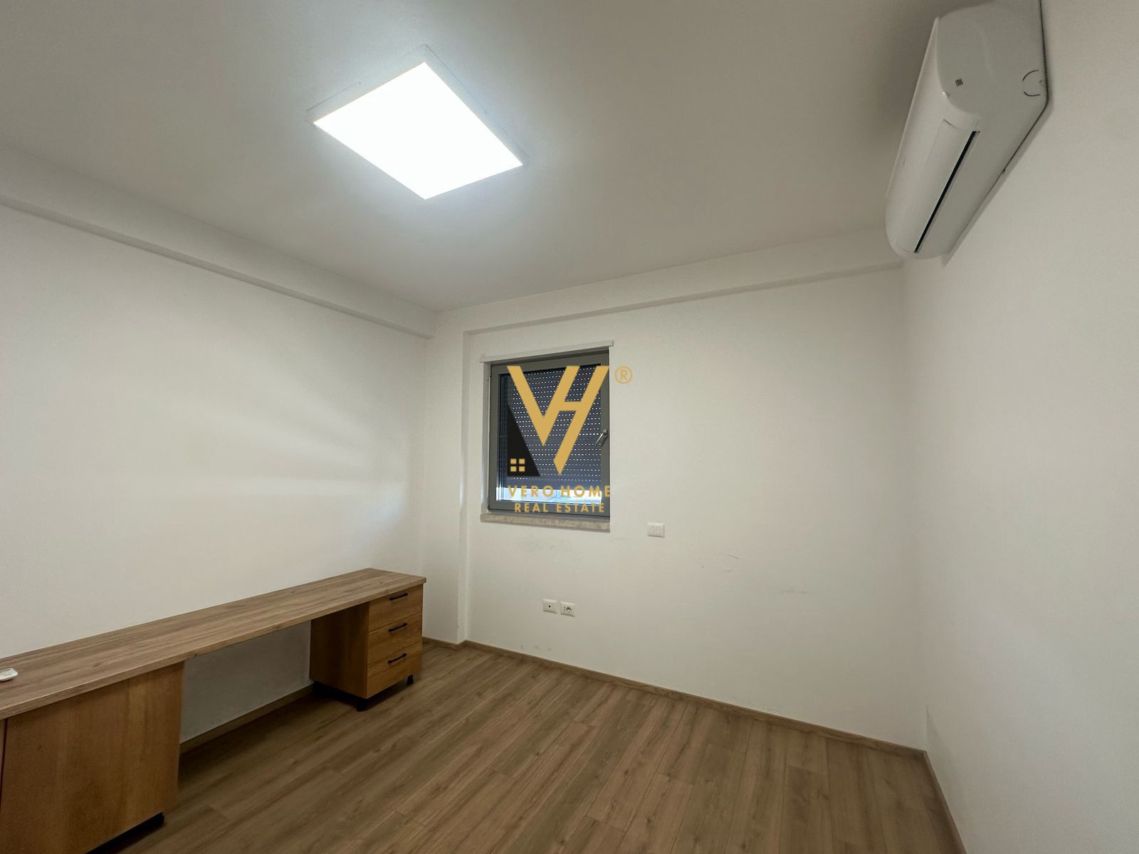 ZYRE 150M2 ME QERA TE RRUGA E DURRESIT 2.500 EURO