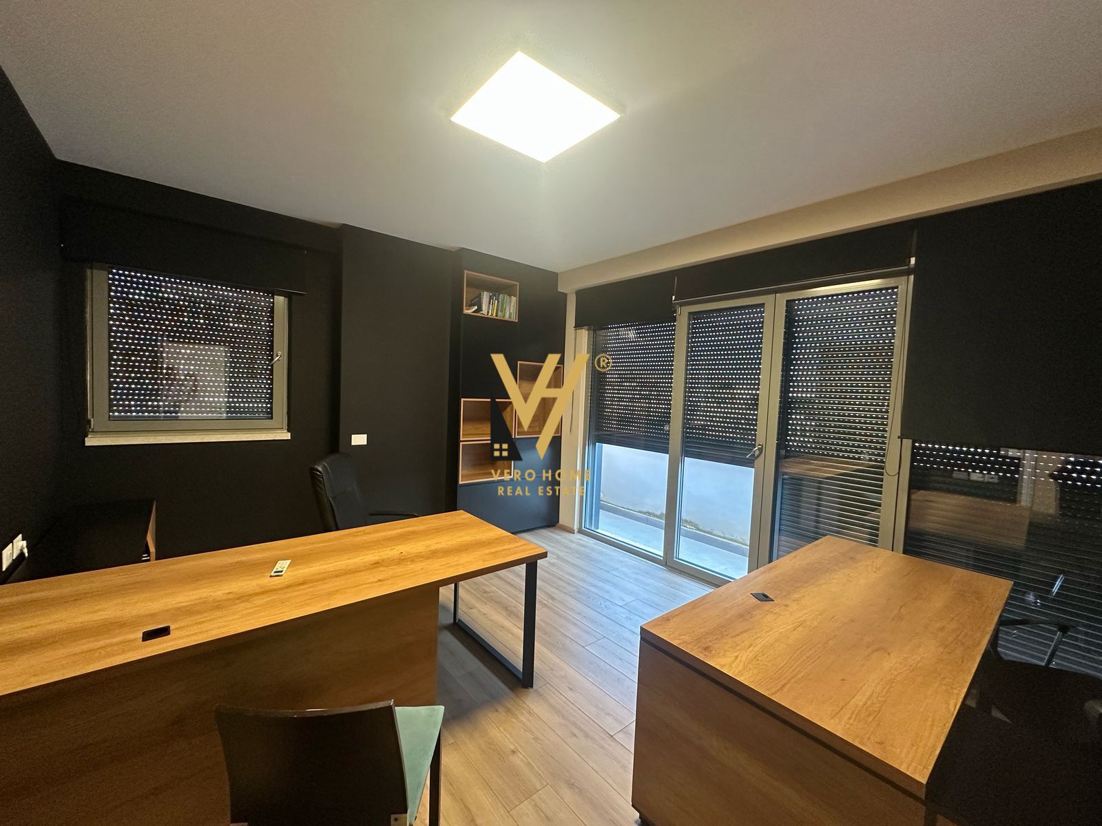 ZYRE 150M2 ME QERA TE RRUGA E DURRESIT 2.500 EURO