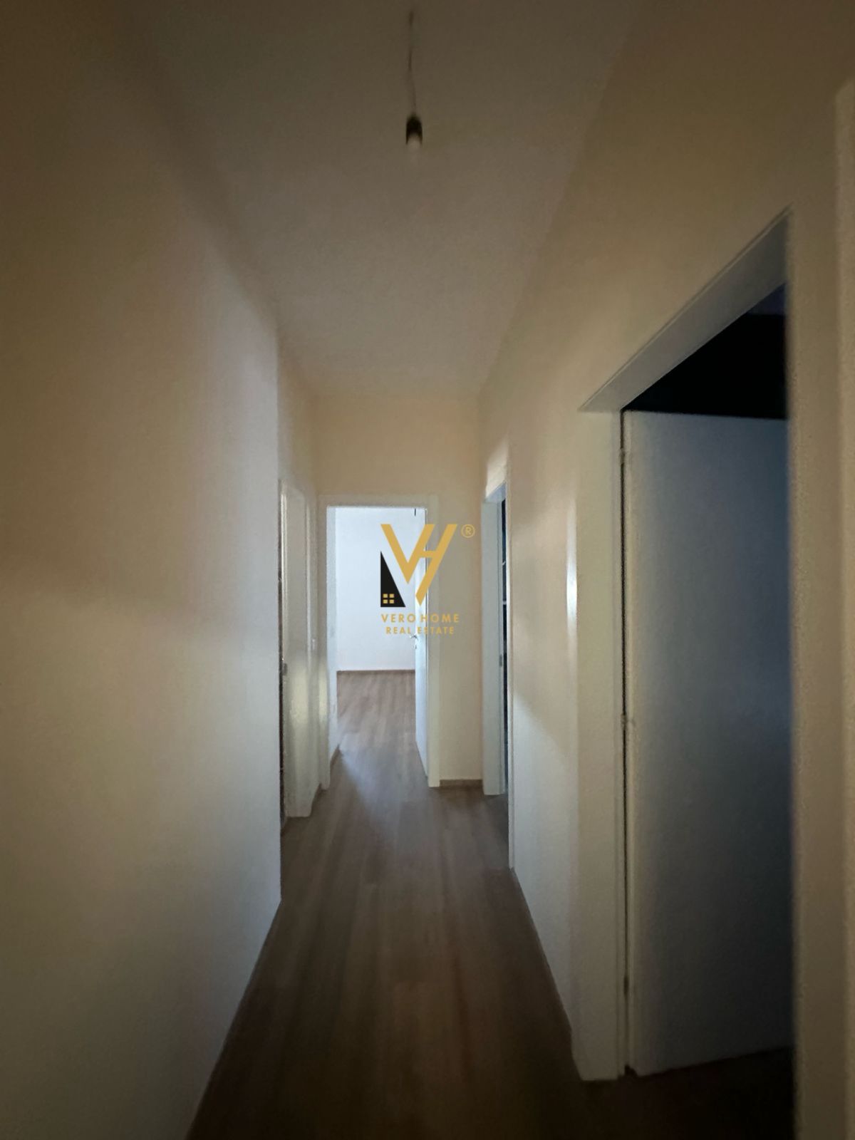 ZYRE 150M2 ME QERA TE RRUGA E DURRESIT 2.500 EURO