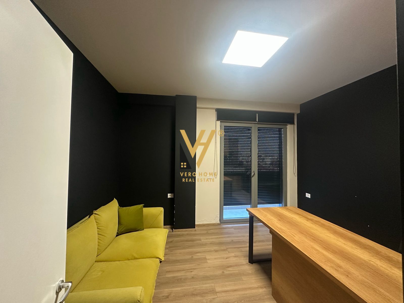 ZYRE 150M2 ME QERA TE RRUGA E DURRESIT 2.500 EURO