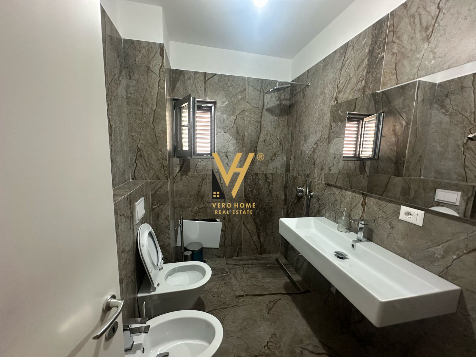 ZYRE 150M2 ME QERA TE RRUGA E DURRESIT 2.500 EURO