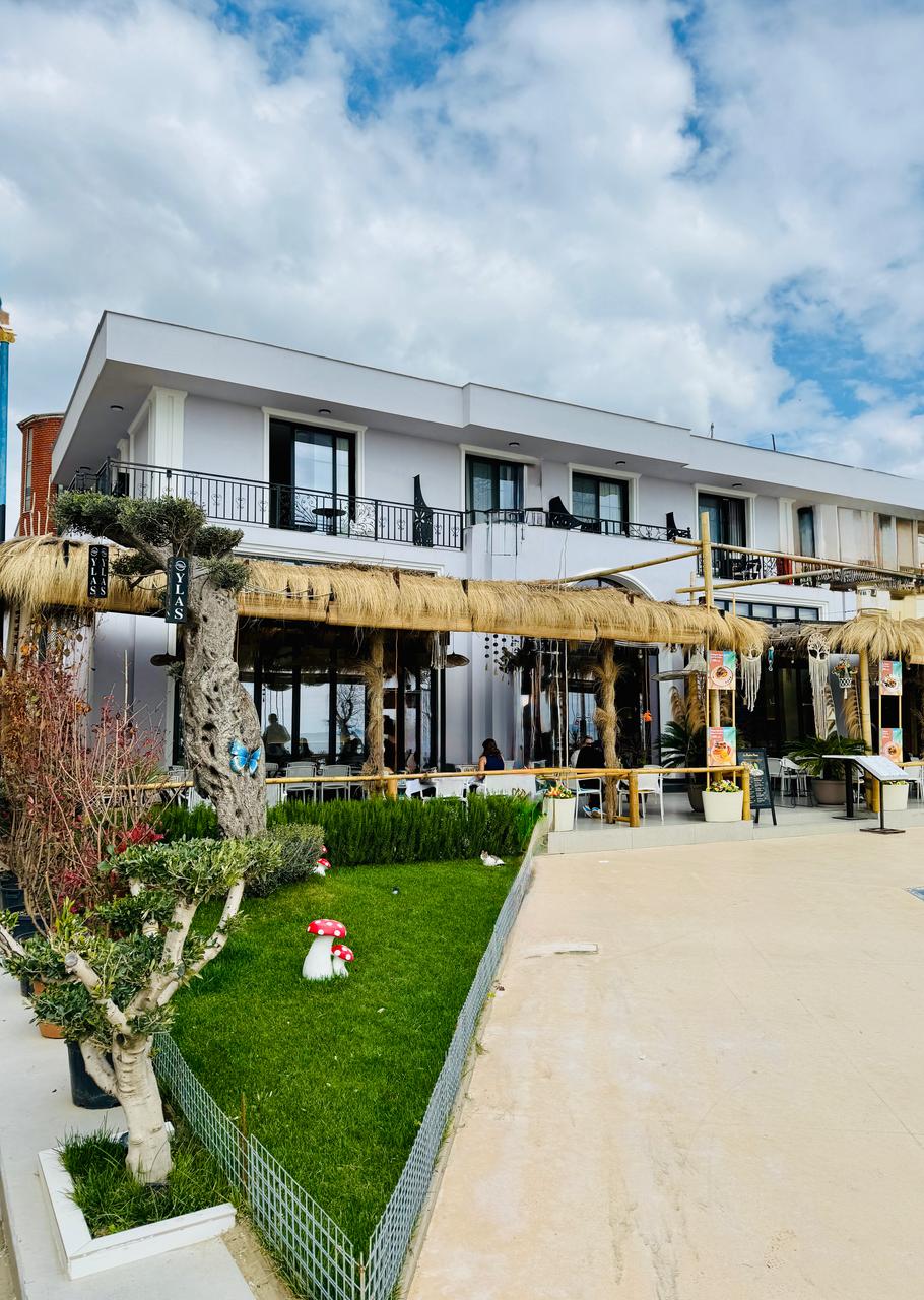 Restaurant SALY kerkon te zgjeroje stafin