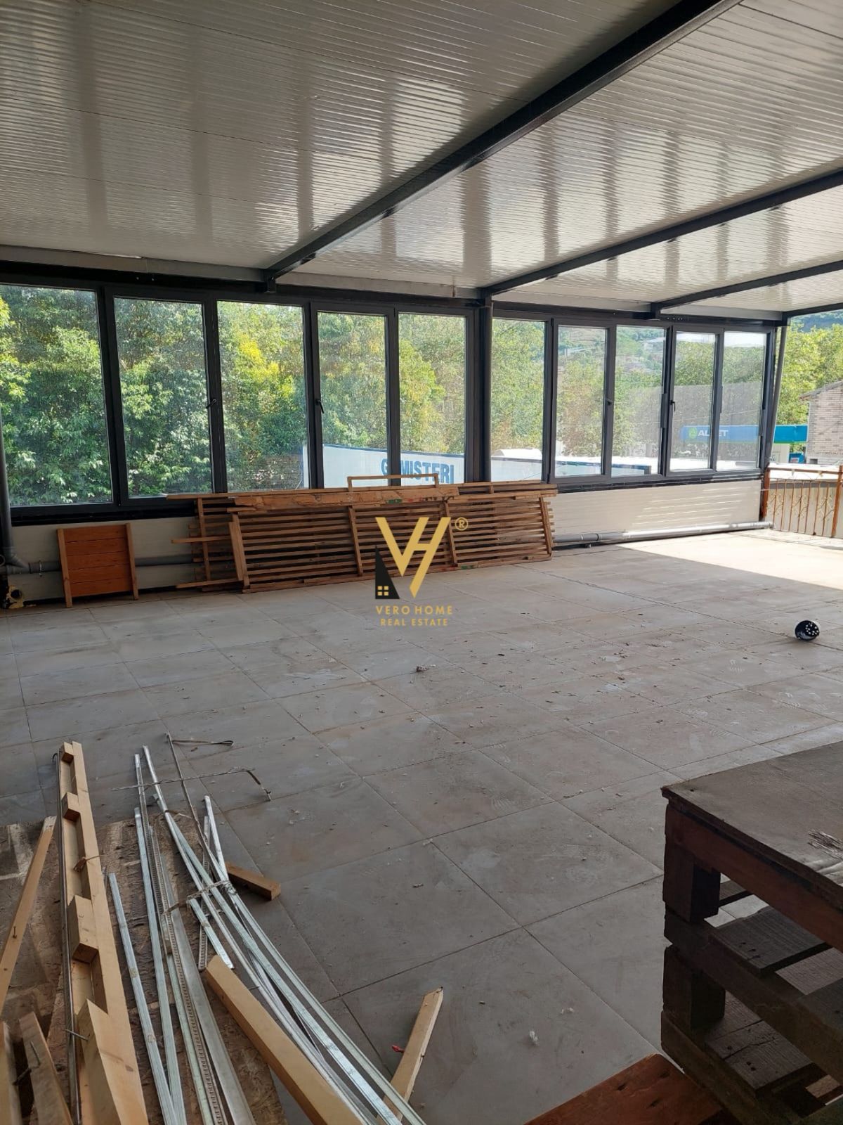 ZYRE 300 M2 ME QERA NE YZBERISHT 1.500 EURO