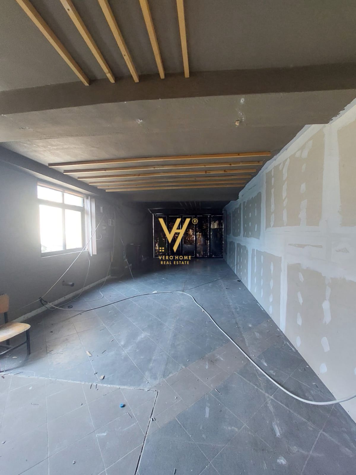 ZYRE 300 M2 ME QERA NE YZBERISHT 1.500 EURO