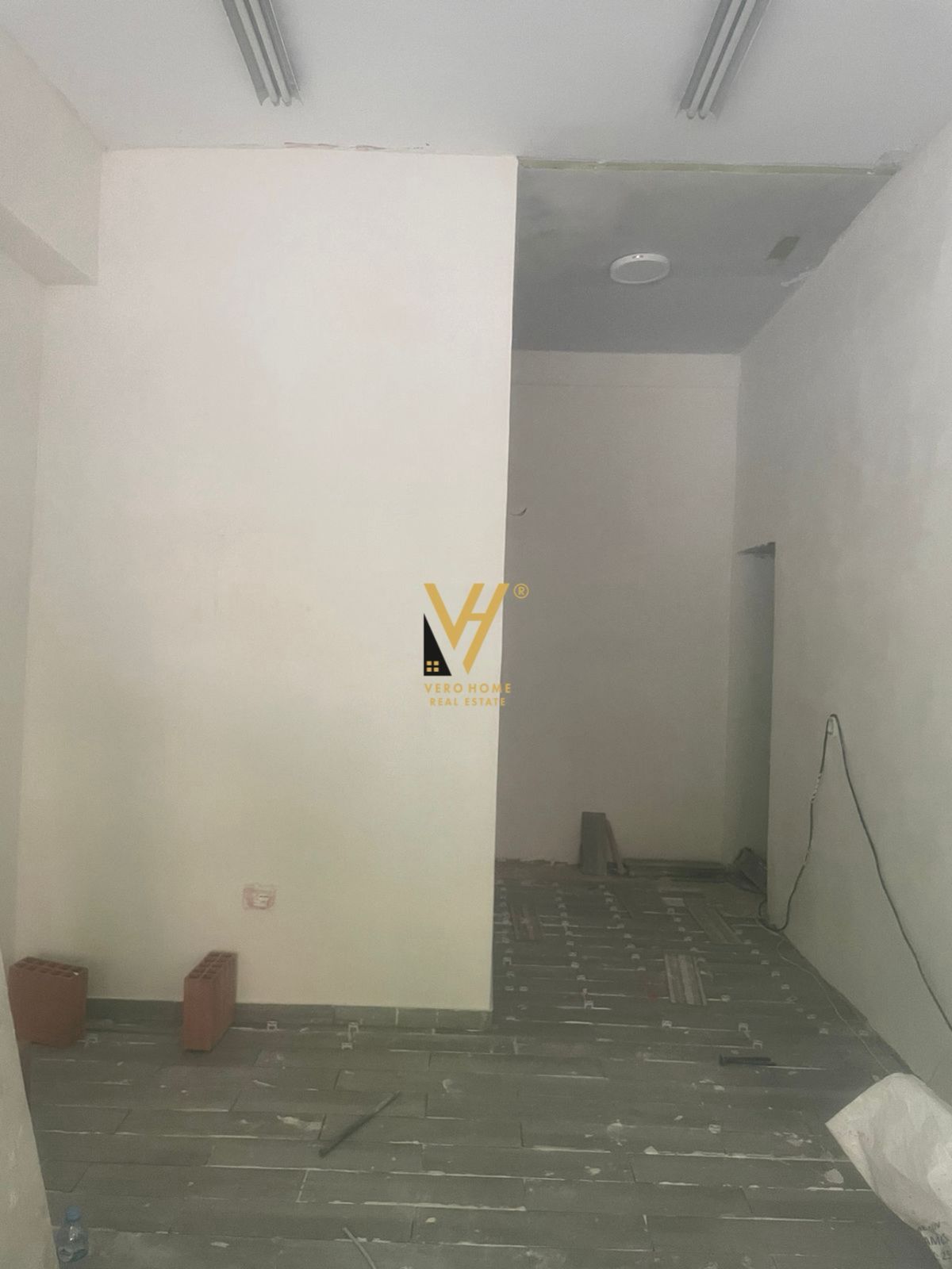 AMBIENT 27M2 ME QERA TEK RRUGA BARDHYL 900 EURO