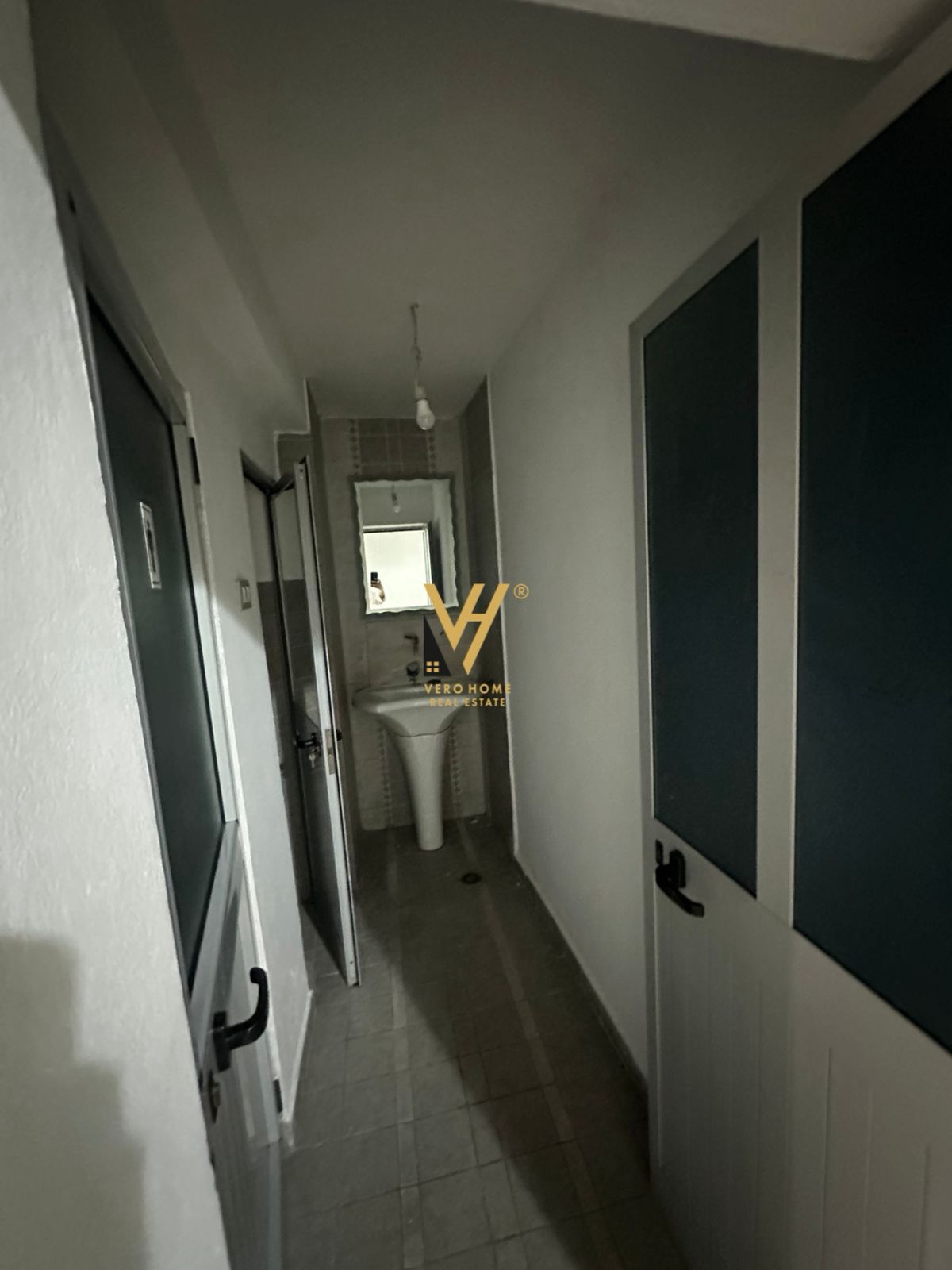 AMBIENT 180M2 ME QERA TE RR.KAVAJES 90.000 LEKE