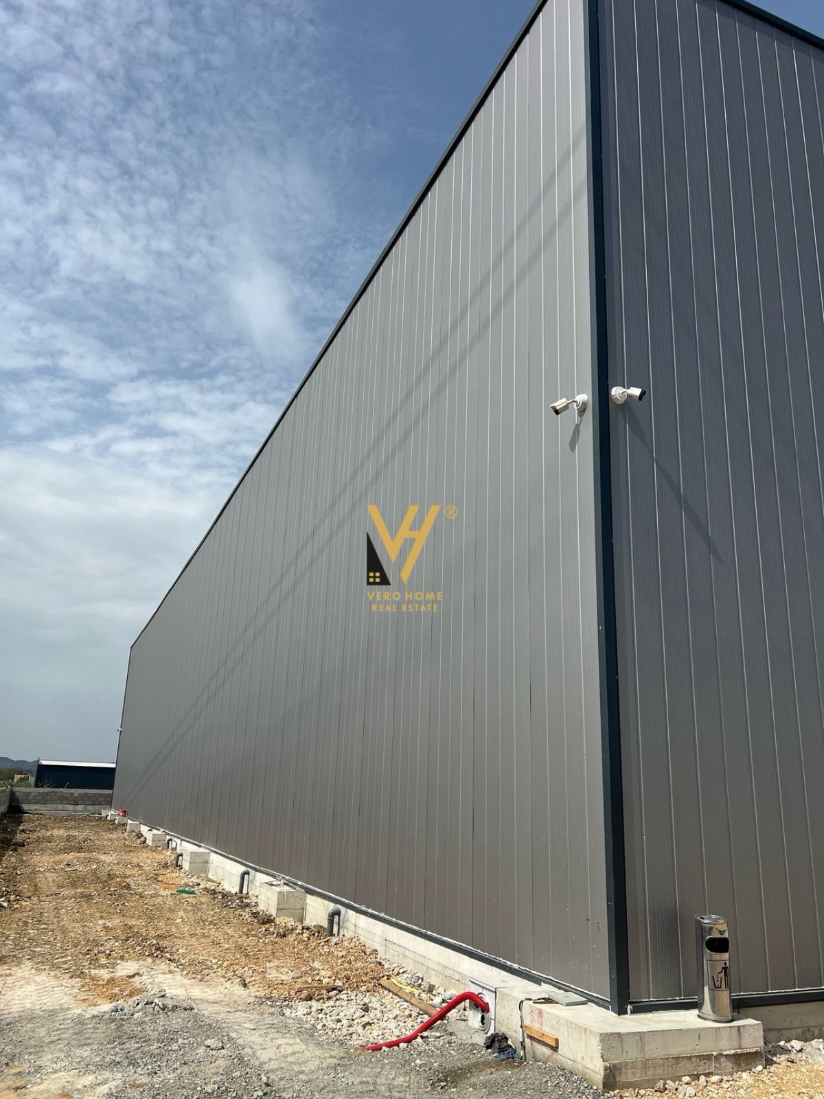 MAGAZINE 600M2 ME QERA NE VALIAS, KAMEZ 2.000 EURO