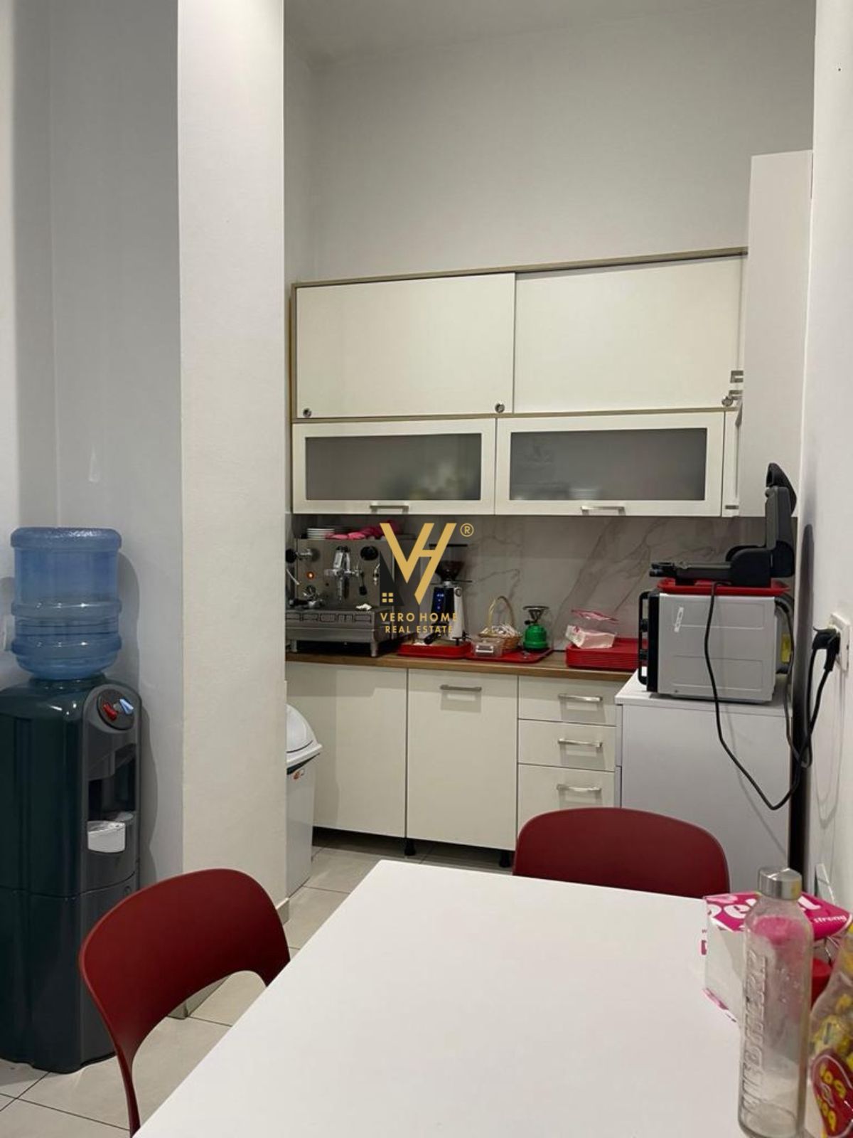 ZYRE 300 M2 ME QERA NE BLLOK 4.000 EURO