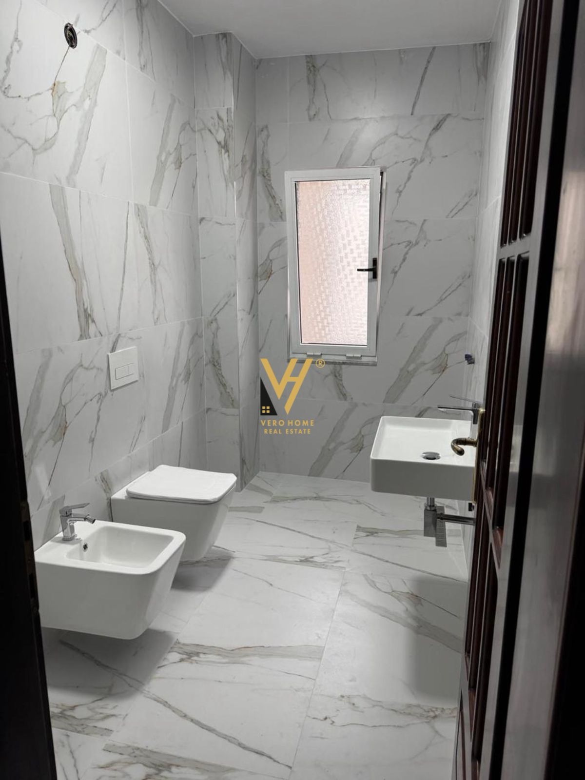 ZYRE 178 M2 ME QERA TE SHESHI WILLSON 1.800 EURO