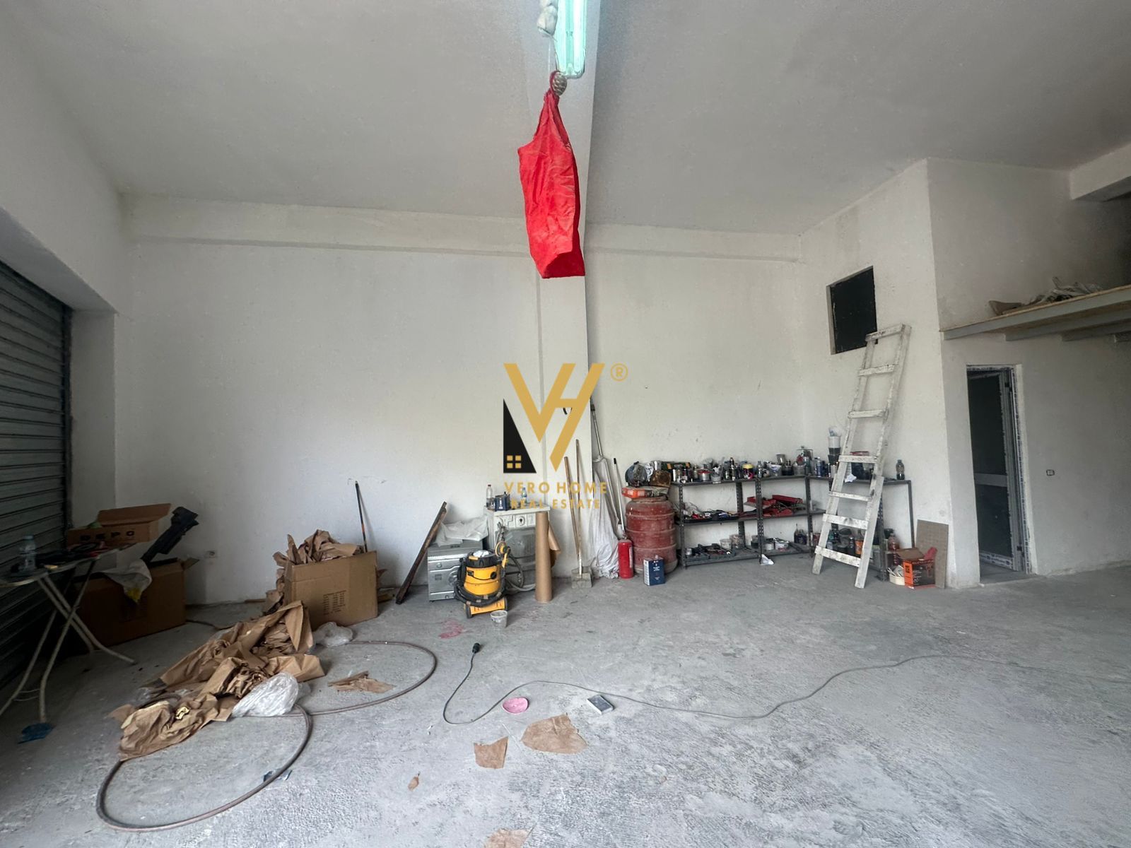 MAGAZINE 100M2 TE KODRA E DIELLIT 600 EURO