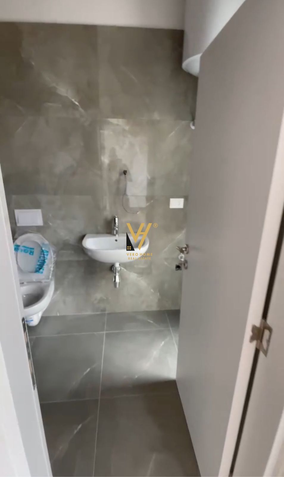 ZYRE 110M2 ME QERA TE KOMPLEKSI ARLIS 550 EURO