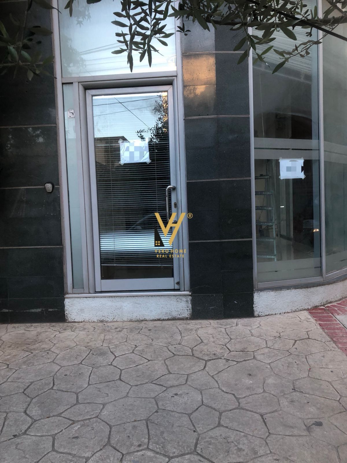 ZYRE 39 M2 ME QERA TE MYSLYM SHYRI 400 EUR