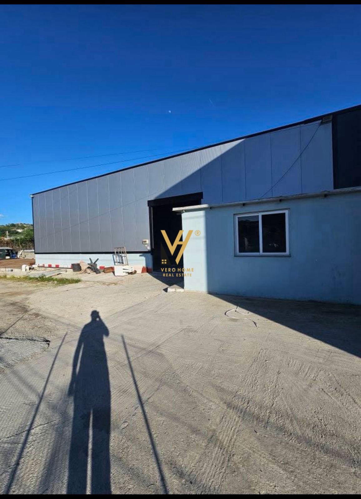 MAGAZINE 200 M2 ME QERA NE PRUSH 100.000 LEKE