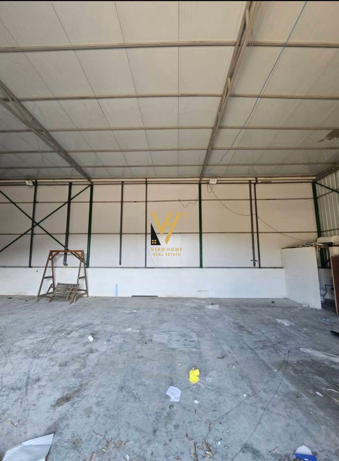 MAGAZINE 200 M2 ME QERA NE PRUSH 100.000 LEKE