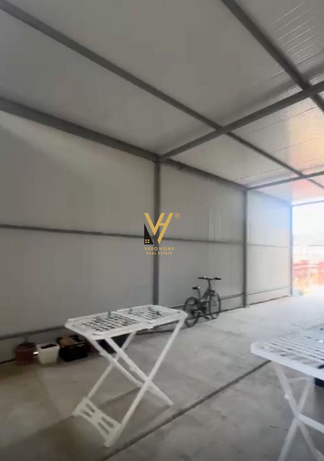 MAGAZINE 250M2 ME QERA NE VAQARR 60.000 LEKE