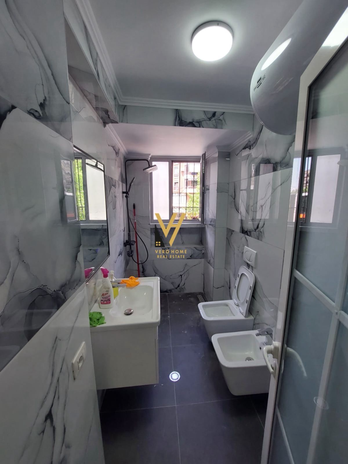 ZYRE 75 M2 TE RRUGA E KAVAJES 190.000 EURO