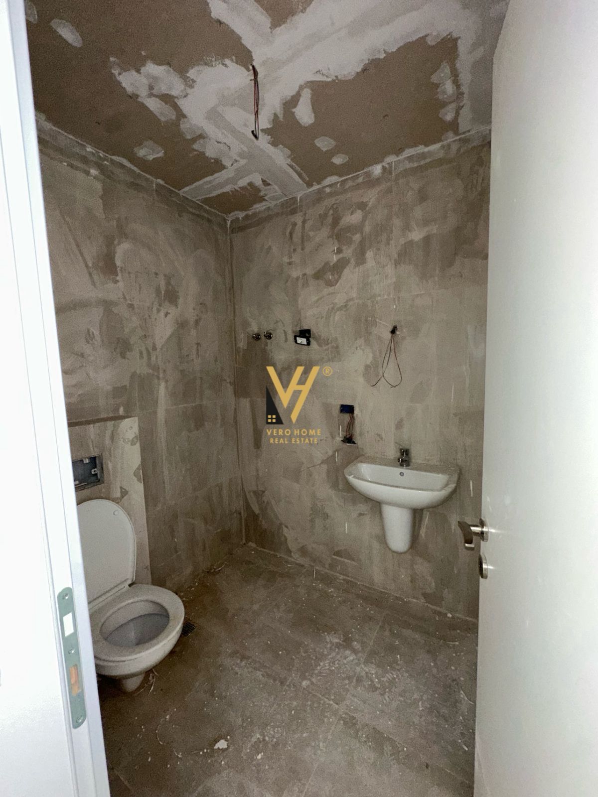 DYQAN 62 M2 TE KOMUNA E PARISIT 186.000 EURO