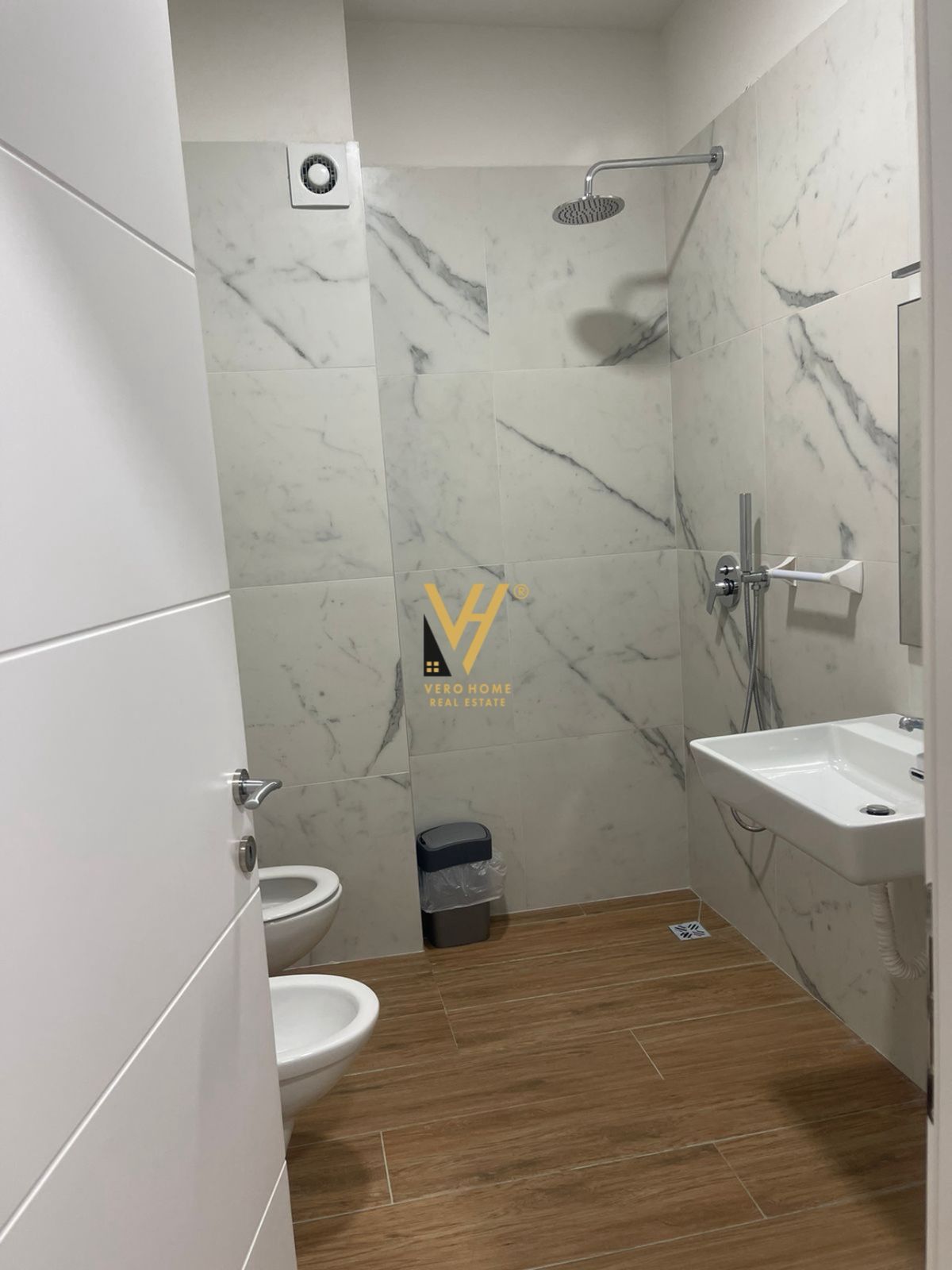 ZYRE 100 M2 BUZE RRUGES SE KOSOVAREVE 950 EURO