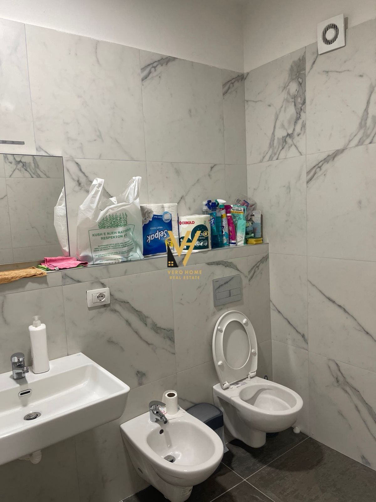 ZYRE 100 M2 BUZE RRUGES SE KOSOVAREVE 950 EURO