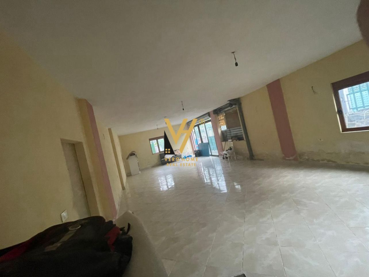 MAGAZINE 130M2 ME QERA TE VARRI BOMIT 400 EURO