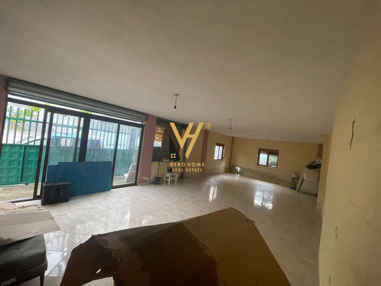 MAGAZINE 130M2 ME QERA TE VARRI BOMIT 400 EURO