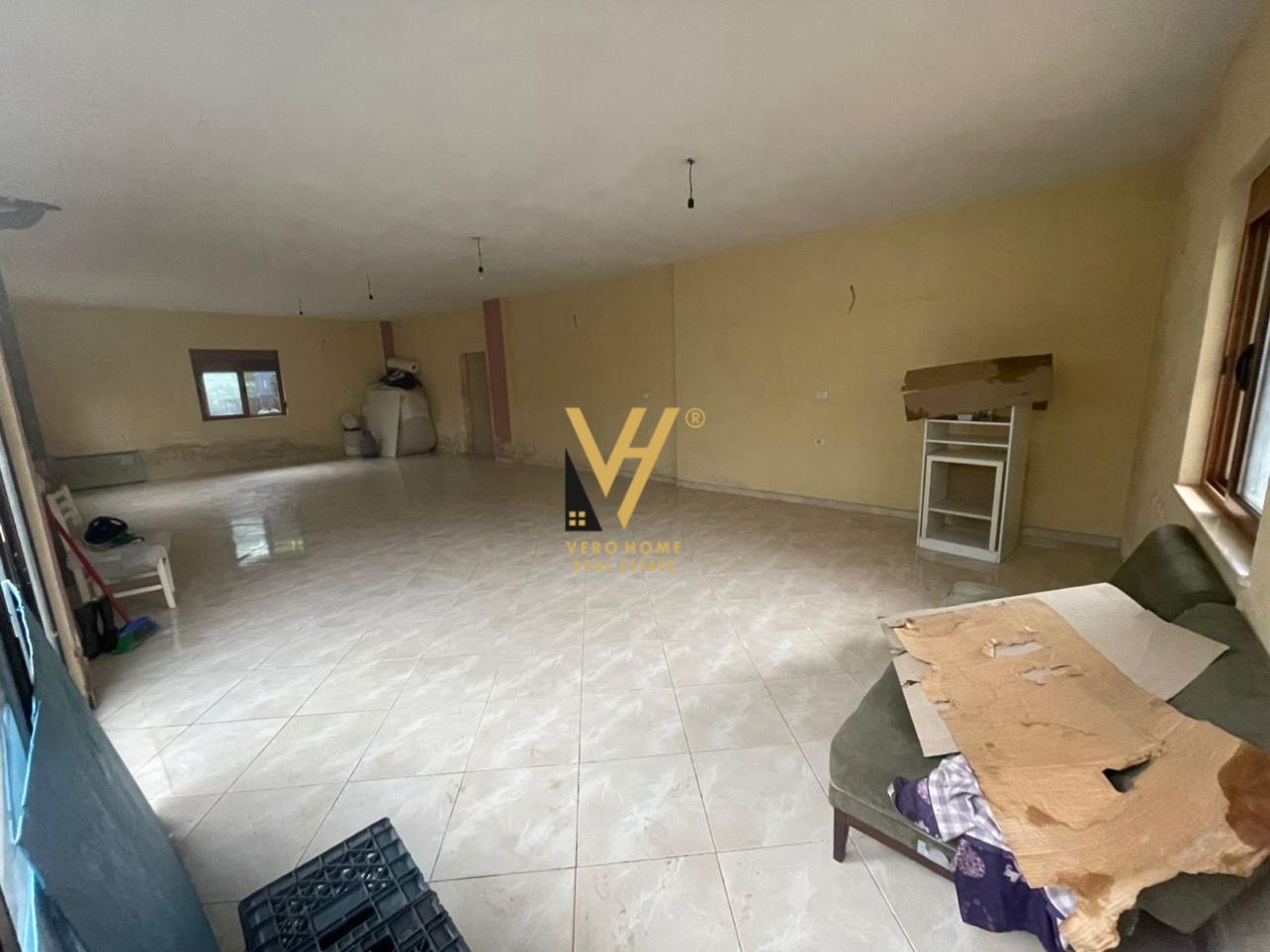 MAGAZINE 130M2 ME QERA TE VARRI BOMIT 400 EURO