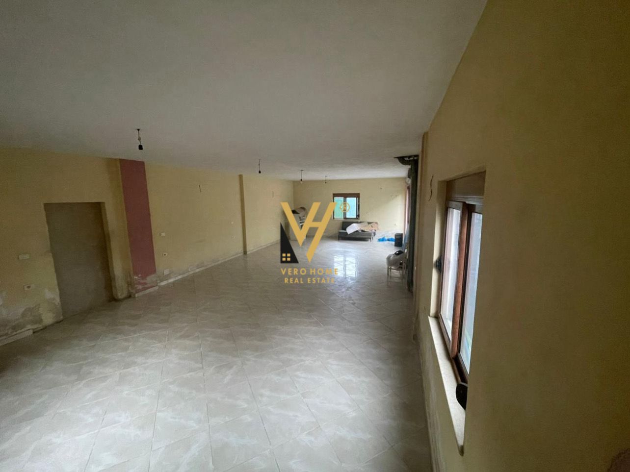 MAGAZINE 130M2 ME QERA TE VARRI BOMIT 400 EURO