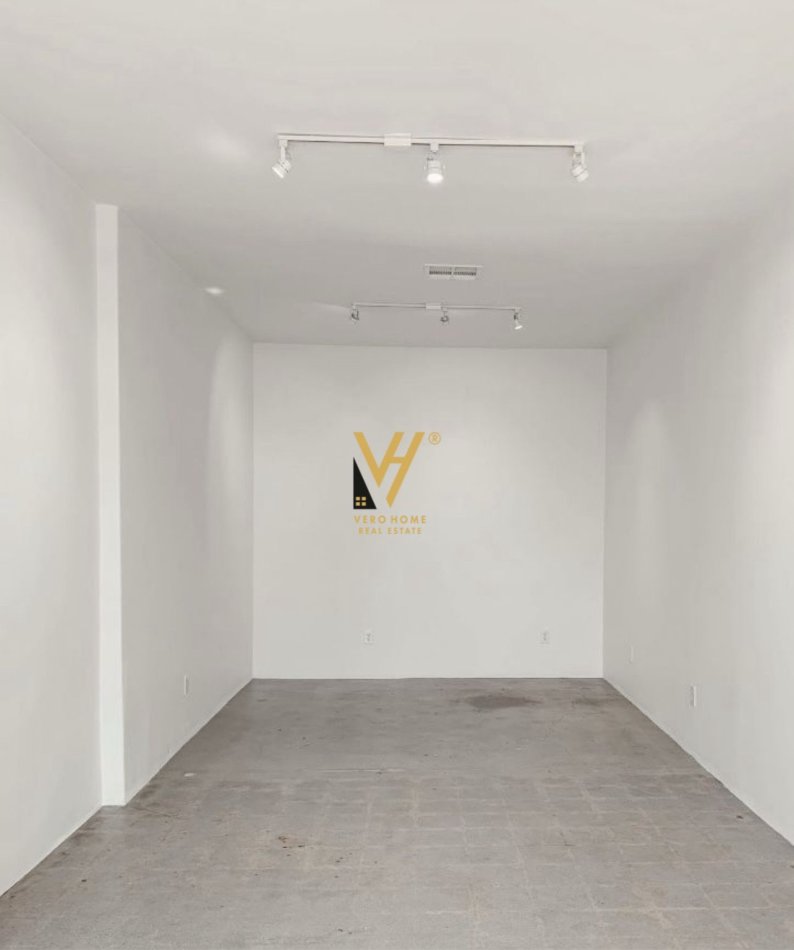 DYQAN 36 M2 ME QERA TE KOMUNA E PARISIT 700 EURO