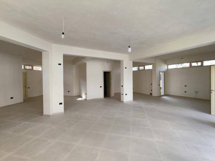 Tirane, jepet me qera ambjent magazinimi