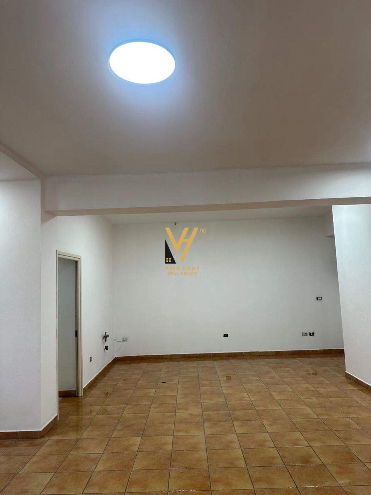 AMBIENT 80 M2 ME QERA TE IRFAN TOMINI 600 EURO