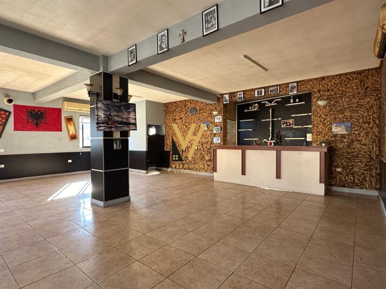 AMBIENT BIZNESI 220M2 ME QERA NE LAPRAKE 700 EURO