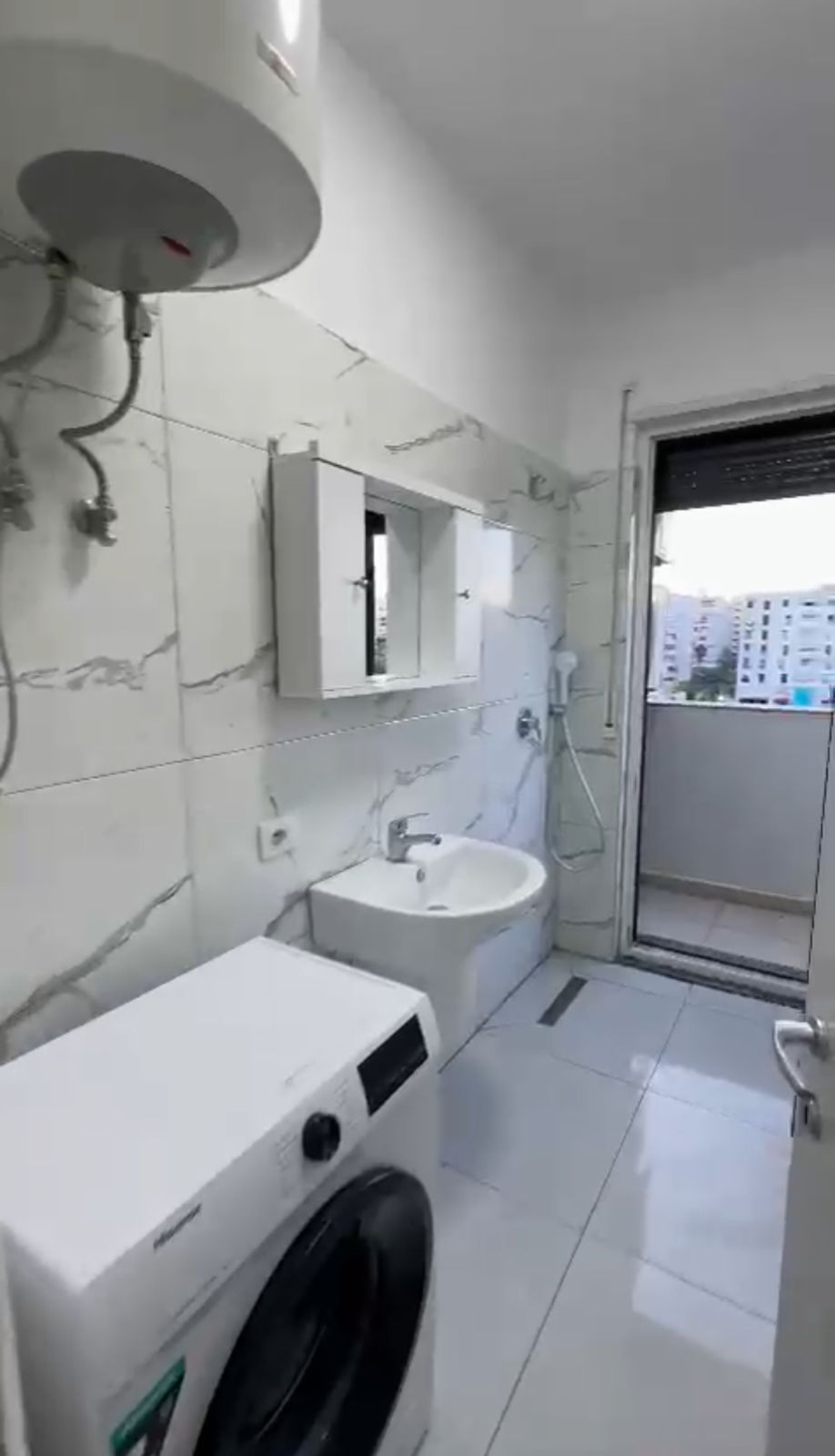 Jepet me qera Apartamenti 1+1 , Astir prane viles