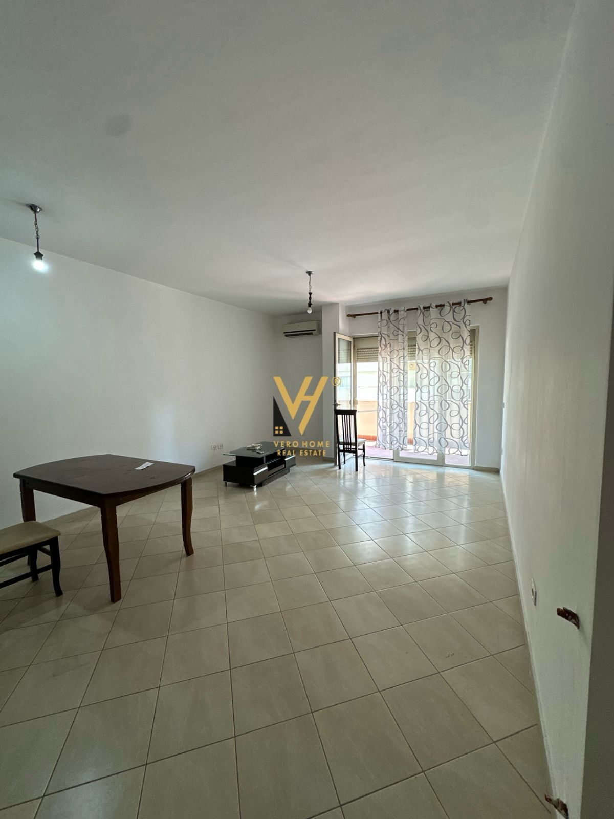 ZYRE 105 M2 ME QERA TE KRISTAL CENTER 900 EURO