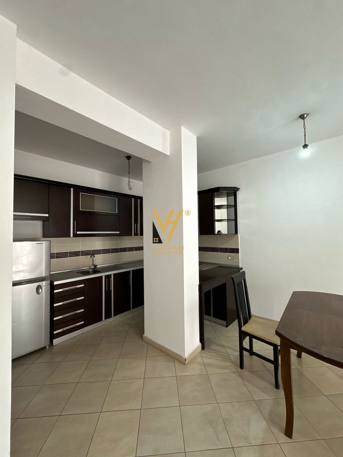 ZYRE 105 M2 ME QERA TE KRISTAL CENTER 900 EURO