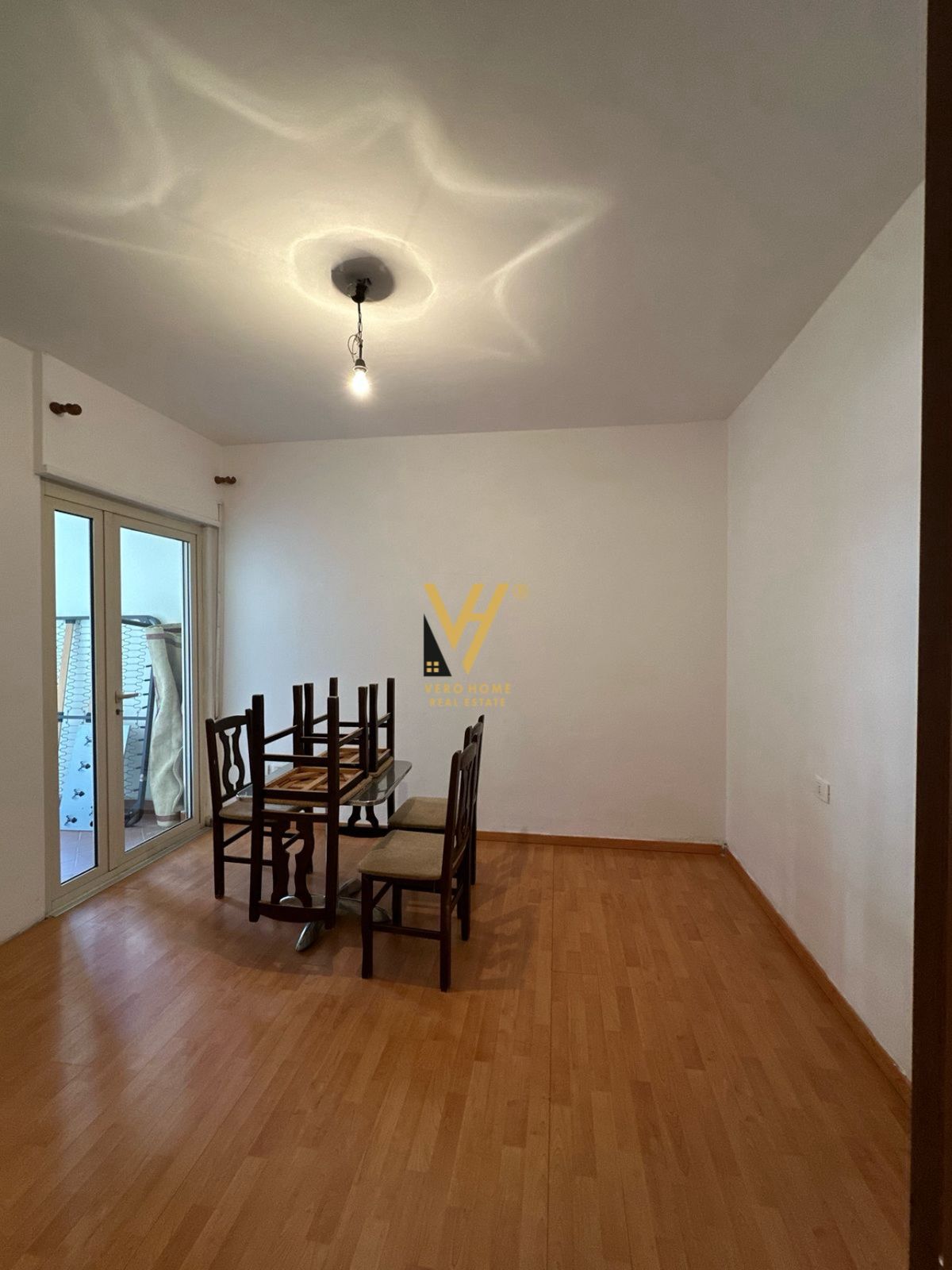 ZYRE 105 M2 ME QERA TE KRISTAL CENTER 900 EURO