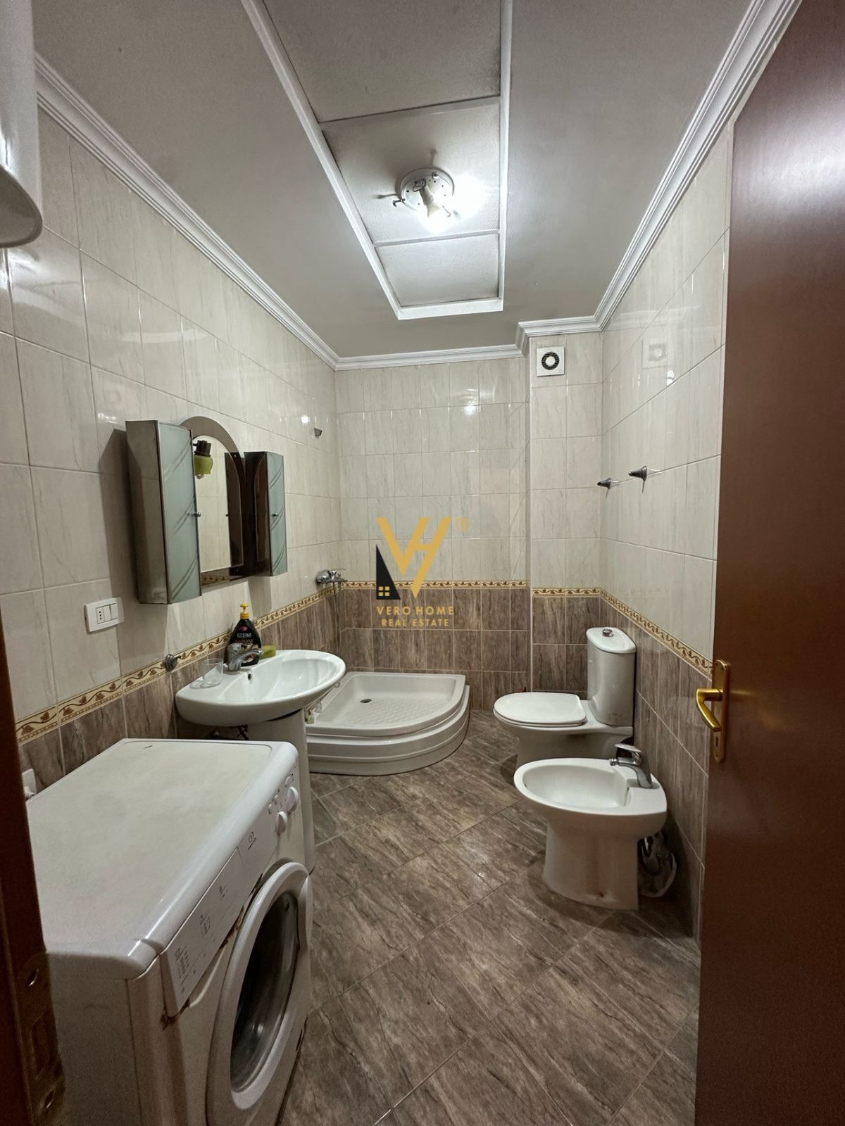 ZYRE 105 M2 ME QERA TE KRISTAL CENTER 900 EURO