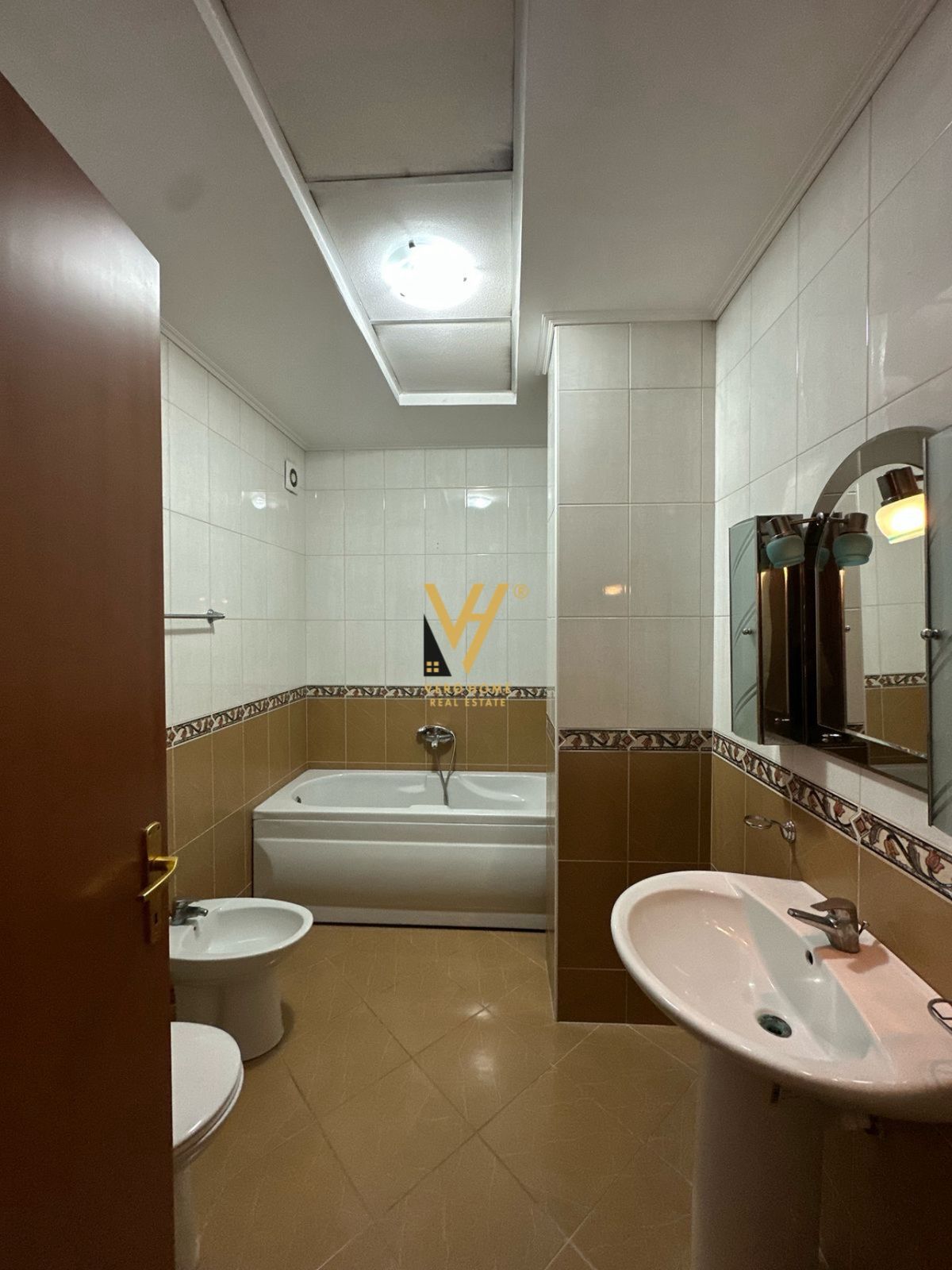 ZYRE 105 M2 ME QERA TE KRISTAL CENTER 900 EURO