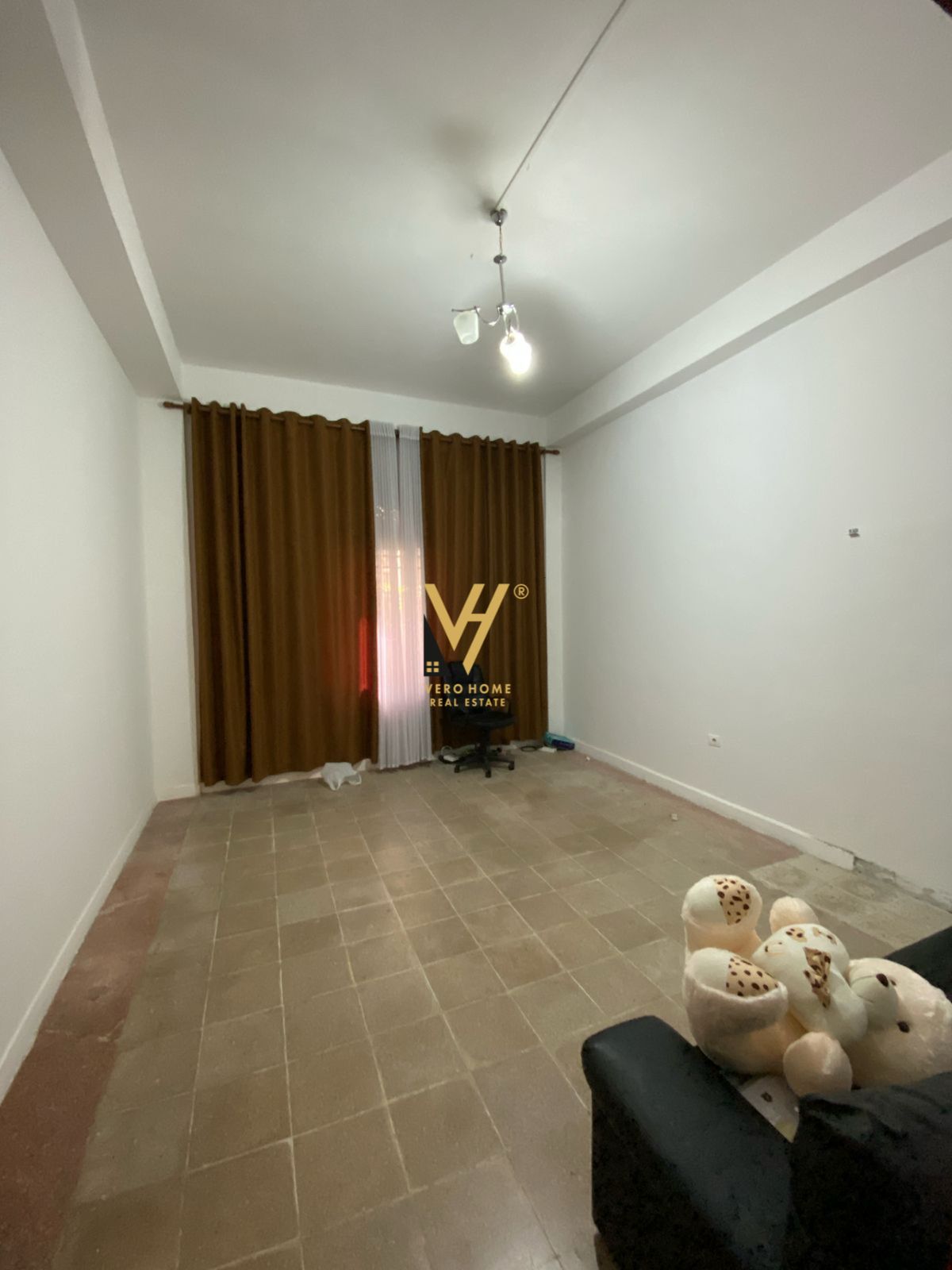 ZYRE 198 M2 TE RRUGA BARRIKADAVE 1.200 EURO