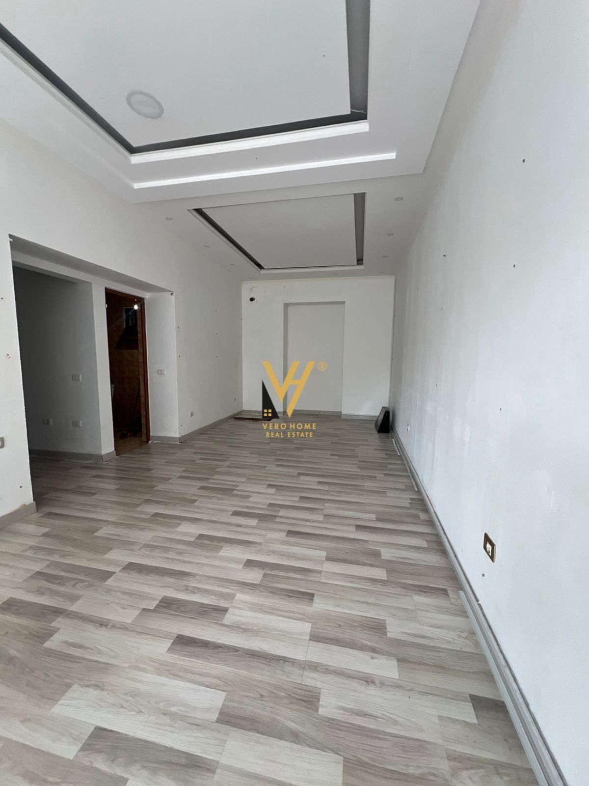 DYQAN 65 M2 ME QERA TE RRUGA E DURRESIT 1.000 EURO