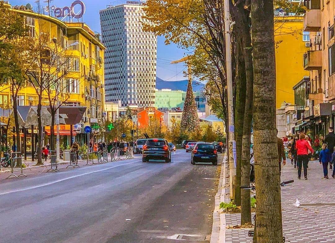 DYQAN ME QIRA Buze Rruge te Rruga e Durresit Sipë